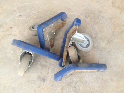 4  גלגלים  עם  תושבת