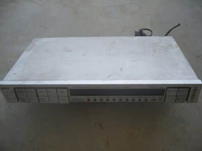 מפעיל  שבועי  למערכות  שמע   akai  dt - 320