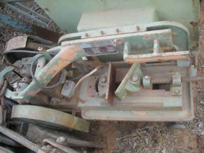 משורים     hacksawing machine