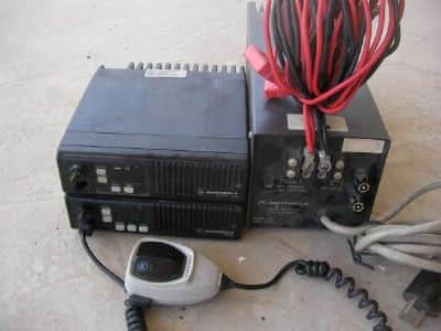 2  מכשירי  קשר  עם ספק   motorola  maxtrac 900