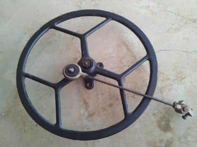 גלגל  עתיק  ממכונת  תפירה