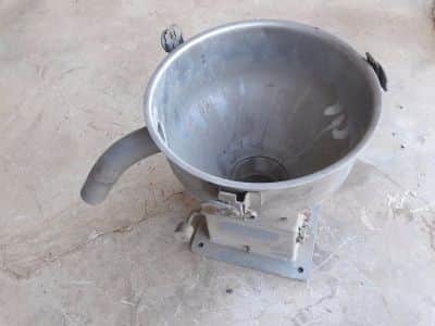משפך  עם  שסתום