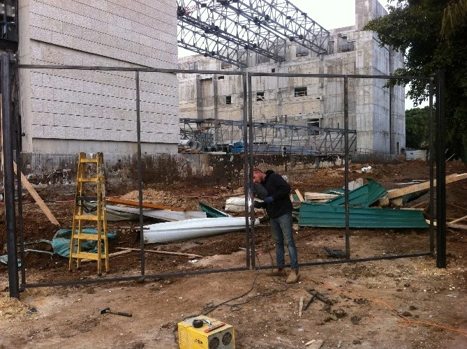 מחירי גידור אתרי בניין בישראל 2025 – המדריך המלא