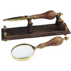 זכוכית מגדלת וסכין מעטפות על מעמד עץ.