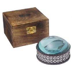 זכוכית מגדלת מעוטרת נחושת בקופסאת עץ.