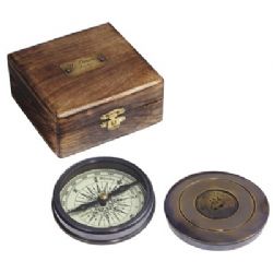 מצפן מהודר באריזת עץ.