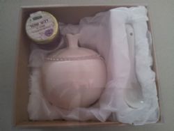 כלי לדבש באריזת מתנה עם דבש קטן,לראש השנה