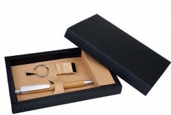 מארז מהודר הכולל עט ומחזיק מפתחות ממוחזר באריזה