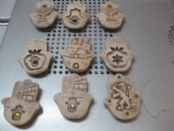 מתנה סמלית,קרמיקה מעוצבת לפי הארוע עם לוגו,מיוצר בישראל,עבודת יד