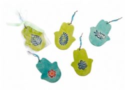 מגוון צורות של קרמיקה בצבעים חיים לארוע או לכנס,מתנה מקורית,עבודת יד ישראלית