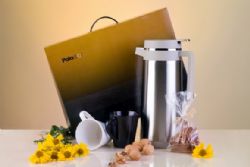 טרמוס וכוסות לקפה