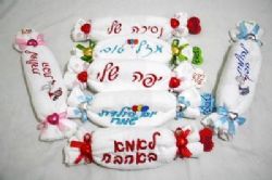 מתנה לחג, מתנה ליום המשפחה, מתנה ליום הולדת - מגבת איכותית גודל 50/70 ס"מ רקומה ריקמה צבעונית בהתאמה