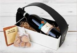 מתנה לפסח ,מתנה לעובדים סלסלה מעוצבת הגדה של פסח יין אדום  אוגזים באורגנזה