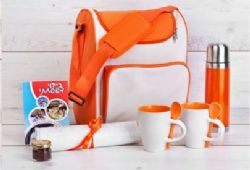 צידנית גדולה, טרמוס חצי ליטר, מפת שולחן, 2 כוסות עם כפית, ספרון בילוי משפחתי, חרוסת 30 גרם