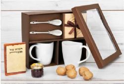 מארז קפה/תה מהודר עם 2 כוסות, 2 תחתיות, 2 כפיות, הגדה של פסח, חרוסת 30 גרם, אגוזים באורגנזה