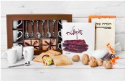 מארז קפה מהודר הכולל: 6 כוסות, 6 תחתיות, 6 כפיות, הגדה של פסח, אגוזים