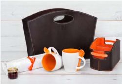 מעמד מהודר לעיתונים (מתקפל), מעמד מהודר לשלטים, 2 כוסות עם כפית, מפת שולחן, חרוסת 30 גרם