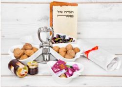 סט הגשה מסתובב נשלף מפורצלן מתפרק ל-5 כלי הגשה, מפת שולחן, הגדה של פסח, חרוסת 130 גרם