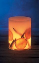 משרוול שעווה חלול, היושב על גבי מעמד זכוכית מיוחד נר שעווה,זוהי מנורה רב פעמית