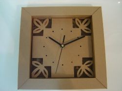 שעון עשוי קרטון גלי