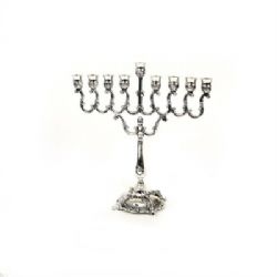 חנוכיה עם בסיס